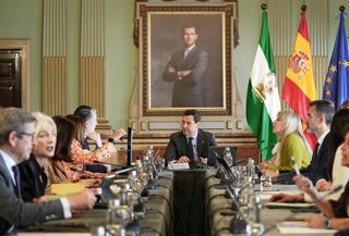 El presidente de la Junta de Andalucía, Juanma Moreno (c), preside en Huelva la reunión ordinaria del Consejo de Gobierno. A 18 de marzo de 2026 en Huelva (Andalucía, España). El Consejo de Gobierno de la Junta de Andalucía traslada este miércoles 18 de m