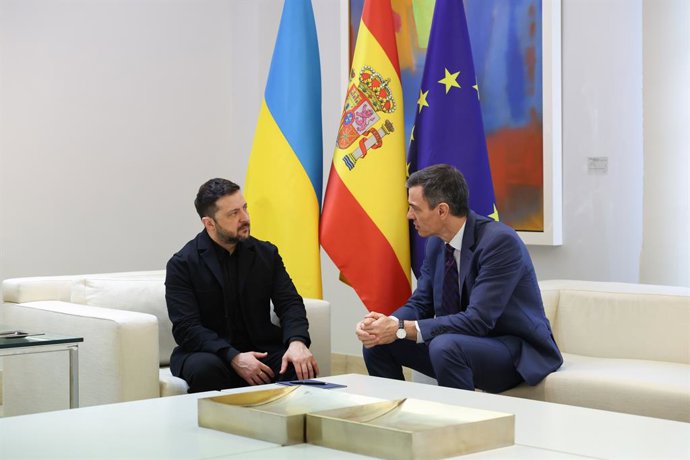 O presidente do Governo, Pedro Sánchez (à direita), recebe o presidente da Ucrânia, Volodímir Zelenski (à esquerda), na Moncloa, em 18 de março de 2026, em Madri (Espanha). Sánchez se reúne novamente nesta quarta-feira, 18 de março, com Zelenski, no que c