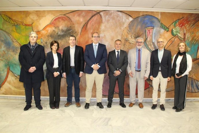 Foto de familia tras la presentación de la Cátedra Ghenova de Proyectos Integrados que impulsará la US junto a la empresa de ingeniería.