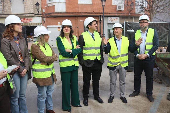 Visita del vicepresidente segundo del Gobierno de C-LM, José Manuel Caballero, y la delegada de la Junta en Ciudad Real, Blanca Fernández, a las obras del hotel Francisco Carretero de ANRO.
