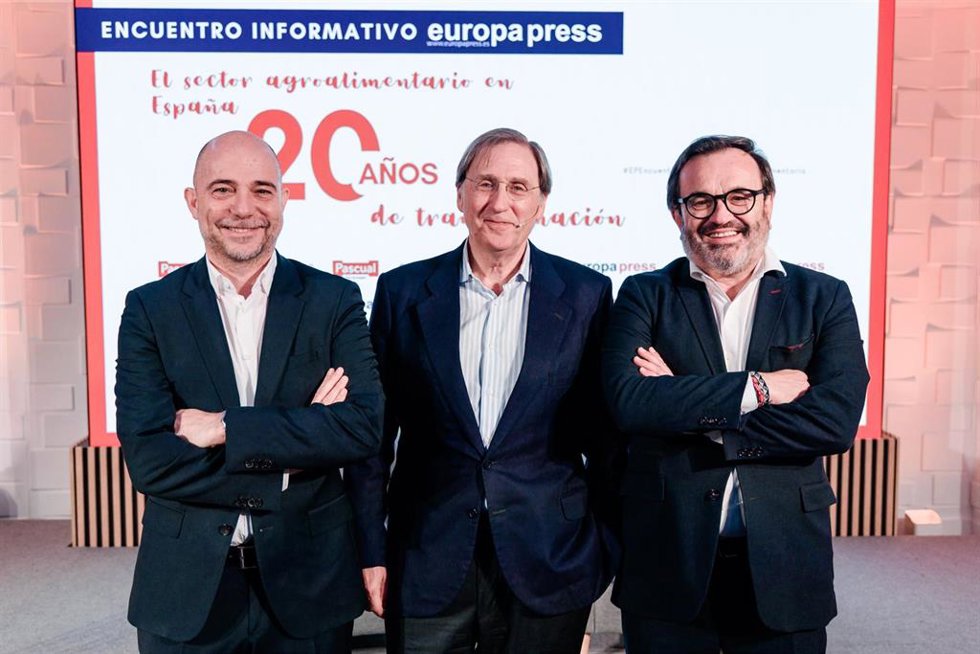 El CEO de Pascual, César Vargas el presidente de Pascual, Tomás Pascual y el  presidente de Aecoc, Ignacio González Benito, en el encuentro informativo El sector agroalimentario en España, 20 años de transformación, organizado por Europa Press.