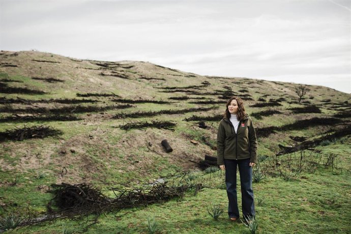 La presidenta de la Comunidad de Madrid, Isabel Díaz Ayuso, durante una visita a los terrenos del Monte de Utilidad Pública de Viñuelas, a 18 de marzo de 2026, en Tres Cantos, Madrid (España).