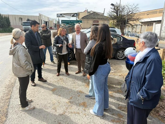 El diputado socialista provincial, José María Villegas, en su visita al cruce del Camino de Purchil en Granada.