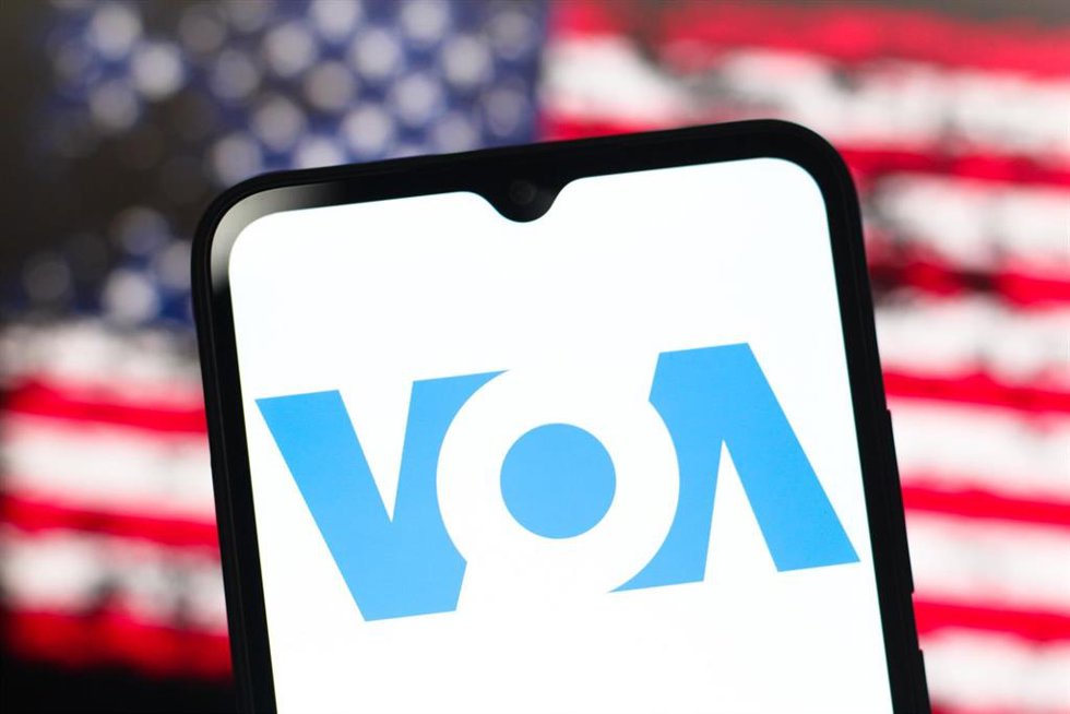 Archivo - Imagen de archivo del logo de la emisora Voice of America. 