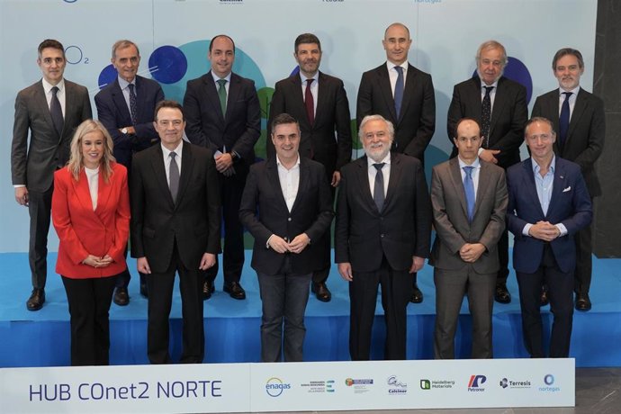 Firma del Hub COnet2 Norte entre Enagas, Gobierno Vasco y las empresas Petronor, Heidelberg Materials, Calcinor y Terresis Centro de Magnesitas Navarras y Nortegas