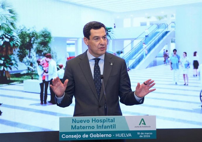 El presidente de la Junta de Andalucía, Juanma Moreno, interviene en el acto oficial de colocación de la primera piedra del Hospital Materno Infantil del Juan Ramón Jiménez de Huelva. A 18 de marzo de 2026 en Huelva (Andalucía, España).  