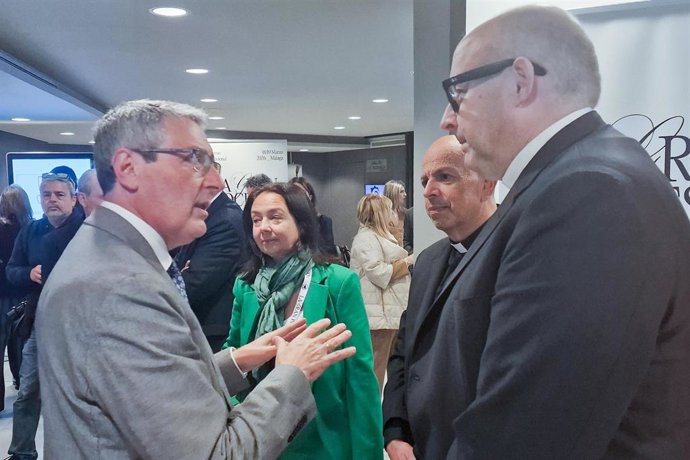 El presidente de la Diputación, Francisco Salado, y el obispo de Málaga, José Antonio Satué