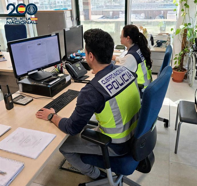 Dos agentes de la UFAM de la Policía Nacional en Eivissa.