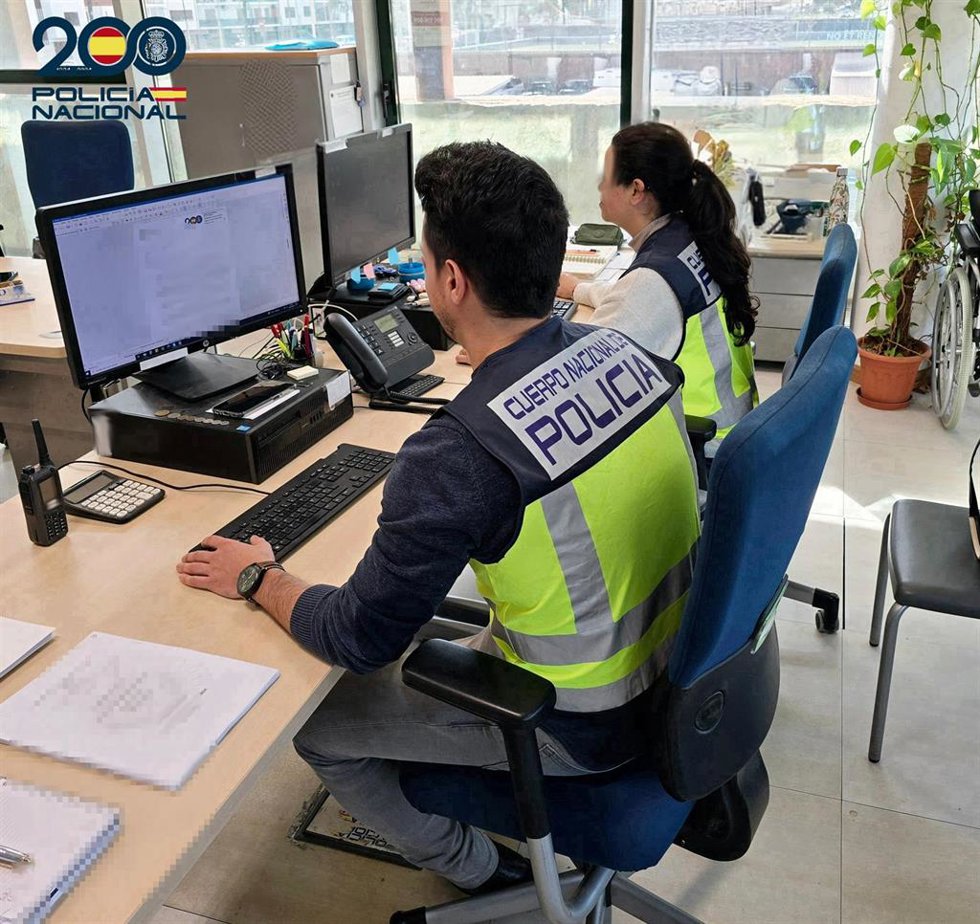 Dos agentes de la UFAM de la Policía Nacional en Eivissa.