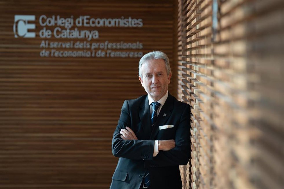 Archivo - El decano del Collegi d'Economistes de Catalunya, Carlos Puig de Travy, en una imagen de archivo