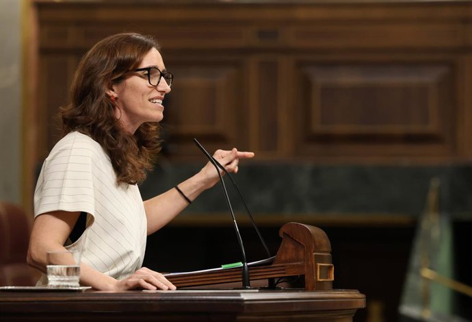 A ministra da Saúde, Mónica García, intervém durante uma sessão de questionamento ao Governo, no Congresso dos Deputados, em 18 de março de 2026, em Madri (Espanha). Sánchez enfrenta uma nova sessão de questionamento no Congresso, tendo de responder às 