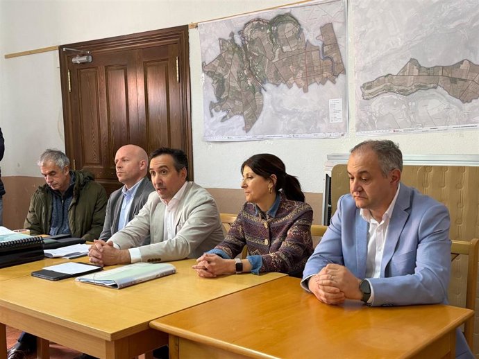 El director de Desarrollo Rural, Jorge Izquiero (centro) explica el nuevo mapa parcelario junto a la delegada de la Junta en Segovia, Raquel Alonso, y autoridades locales
