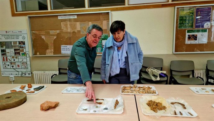 Uno de los directores de la excavación y director del grupo de investigación de Historia de la Arqueología de la ULE, Carlos Fernández (izquierda), junto a la concejala de Acción y Promoción Cultural del Ayuntamiento de León, Elena Aguado.