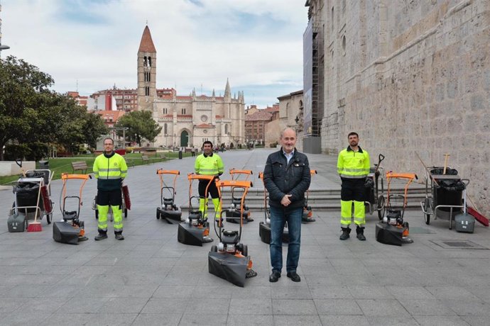 El Ayuntamiento de Valladolid incorpora ocho desyerbadoras y cuatro carros para la limpieza viaria de la ciudad