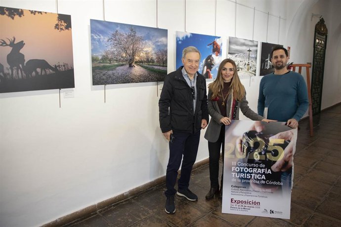 La delegada de Turismo, Narci Ruiz, visita la muestra del III Concurso de Fotografía Turística.