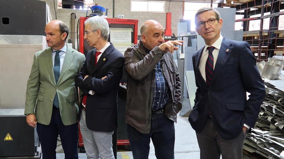 El consejero de Industria, Energía y Minas, Jorge Paradela, junto al alcalde de Utrera (Sevilla), Francisco Jiménez, en las instalaciones de la empresa Squadra Electric