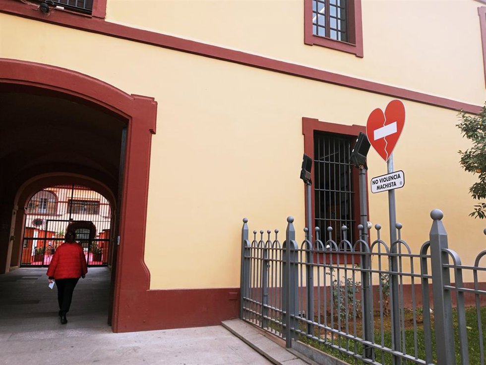 Archivo - Una cartel a las puertas de la Diputación, con forma de señal, contra la violencia machista, como imagen de recurso.