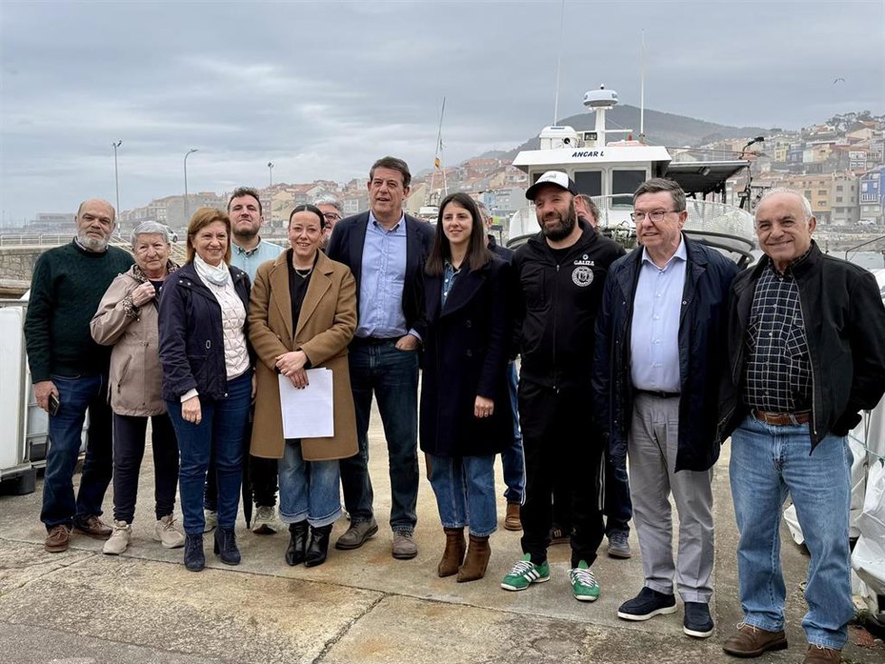 El secretario xeral del PSdeG, José Ramón Gómez Besteiro, visita la Cofradía de A Guarda.