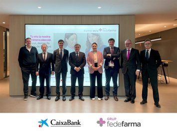 Representantes de Grup Fedefarma y CaixaBank formalizan un acuerdo para apoyar a las farmacias