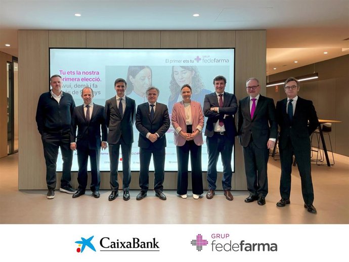 Representantes de Grup Fedefarma y CaixaBank formalizan un acuerdo para apoyar a las farmacias