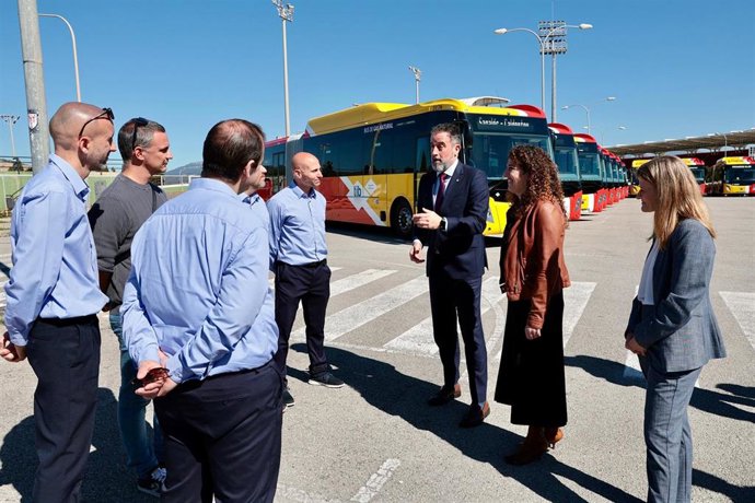 El conseller José Luis Mateo, en la presentación de la incorporación de autobuses a la flota del TIB.