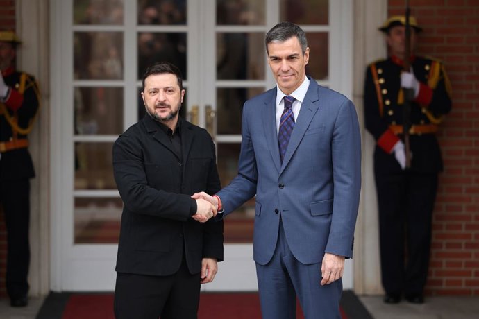 O presidente do Governo, Pedro Sánchez (à direita), recebe o presidente da Ucrânia, Volodímir Zelenski (à esquerda), na Moncloa, em 18 de março de 2026, em Madri (Espanha). Sánchez se reúne novamente nesta quarta-feira, 18 de março, com Zelenski, no que c