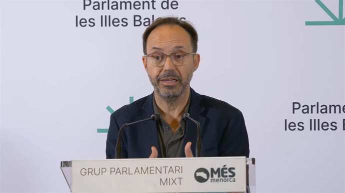 Archivo - El portavoz de Més per Menorca en el Parlament, Josep Castells, en rueda de prensa.