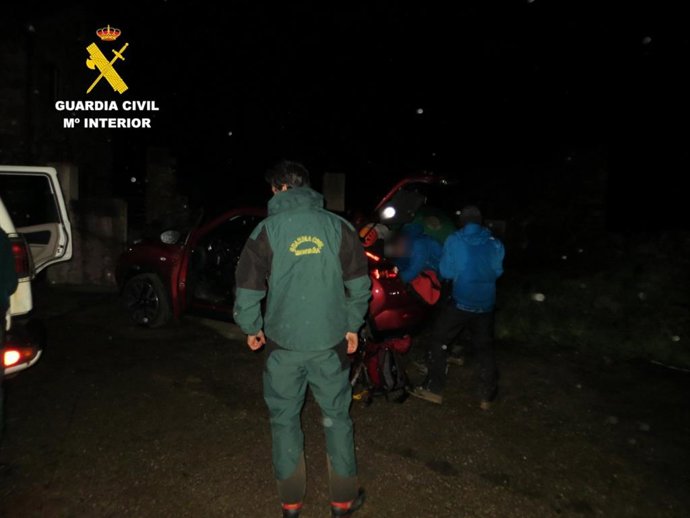 La Guardia Civil ha rescatado de madrugada a dos sederistas en estado leve de hipotermia en la ruta del Hayedo de la Boyariza (León).