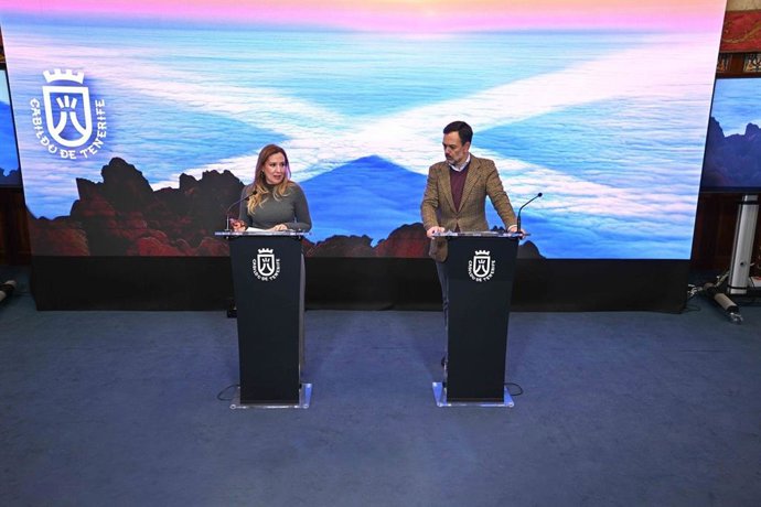 La presidenta del Cabildo de Tenerife, Rosa Dávila, y el vicepresidente, Lope Afonso, en rueda de prensa por acuerdos de Consejo de Gobierno Insular