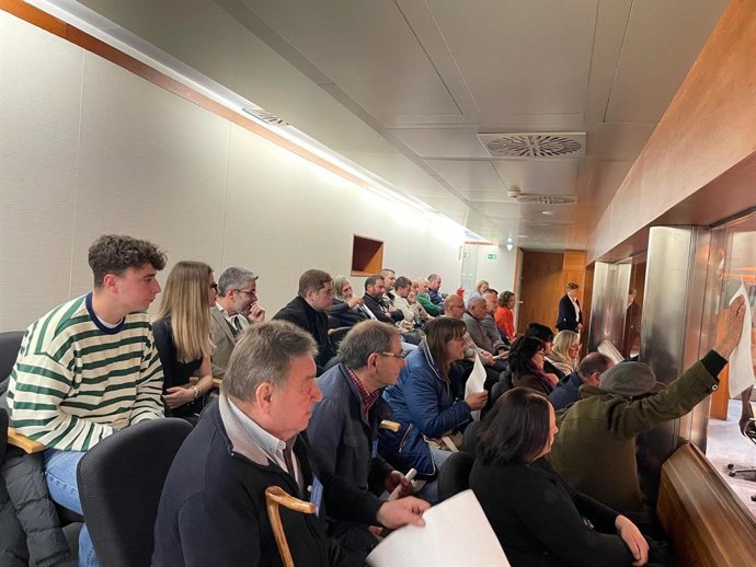 Asturias Ganadera asiste de público al Pleno de este miércoles en la Junta General.