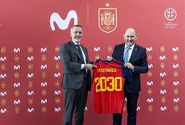 Marc Murtra, presidente de Telefónica, y Rafael Louzán, presidente de la Real Federación Española de Fútbol.