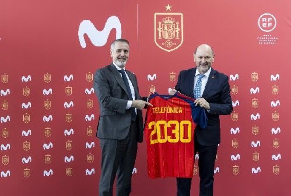 Marc Murtra, presidente de Telefónica, y Rafael Louzán, presidente de la Real Federación Española de Fútbol.