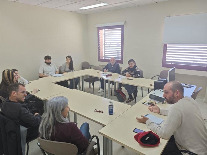 El candidato de Por Andalucía por la provincia de Málaga a las próximas elecciones autonómicas, Ernesto Alba,  en una reunión junto con dirigentes de IU y representantes de UMAxLaPública.