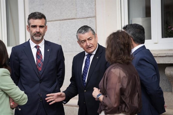 El consejero de Sanidad, Presidencia y Emergencias, Antonio Sanz, junto al consejero de Agricultura, Pesca, Agua y Desarrollo Rural, Ramón Fernández-Pacheco, a su llegada a la reunión ordinaria del Consejo de Gobierno celebrada en Huelva.