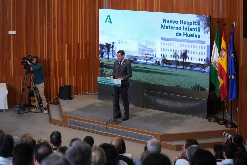 El presidente de la Junta de Andalucía, Juanma Moreno, interviene en el acto oficial de colocación de la primera piedra del Hospital Materno Infantil del Juan Ramón Jiménez de Huelva. A 18 de marzo de 2026 en Huelva (Andalucía, España). El nuevo edifici