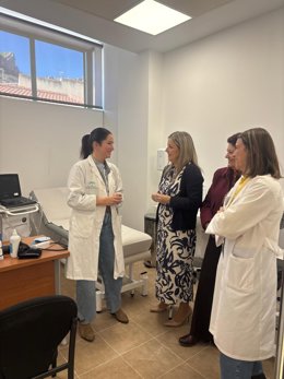 La delegada de Sanidad, Elena González (c), en el centro de salud San Felipe.