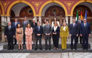El presidente de la Junta de Andalucía, Juanma Moreno, junto a la alcaldesa de Huelva, Pilar Miranda y al presidente de la Diputación de Huelva, David Toscano, antes de la reunión ordinaria del Consejo de Gobierno celebrada en Huelva.