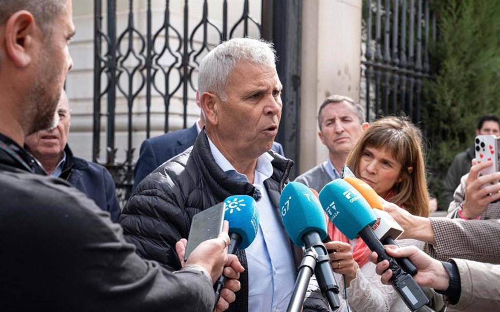 El presidente de Cooperativas Agroalimentarias de Granada, Fulgencio Torres, atiende a los medios a las puertas de la Subdelegación del Gobierno en Granada.
