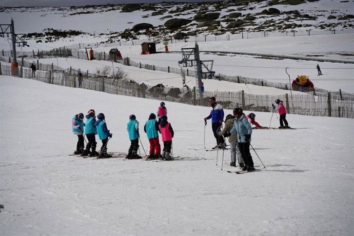 Escolares de la provincia de Badajoz en el Programa de Deportes de Invierno de la Diputación de Badajoz