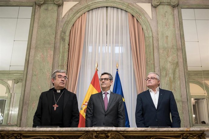 Archivo - El ministro de la Presidencia, Justicia y Relaciones con las Cortes, Félix Bolaños, el presidente de la Conferencia Episcopal Española, Luis Argüello, y el Presidente de la Conferencia Española de Religiosos, Jesús Díaz Sariego.