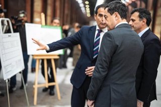 José Antonio Nieto explicando el proyecto de la Ciudad de la Justicia a Juanma Moreno en presencia del alcalde de Cádiz, Bruno García.