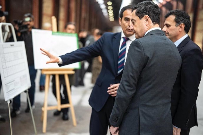 José Antonio Nieto explicando el proyecto de la Ciudad de la Justicia a Juanma Moreno en presencia del alcalde de Cádiz, Bruno García.