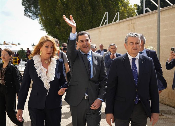 El presidente de la Junta de Andalucía, Juanma Moreno, junto al consejero de Sanidad, Presidencia y Emergencias, Antonio Sanz, y la alcaldesa de Huelva, Pilar Miranda en Huelva. 
