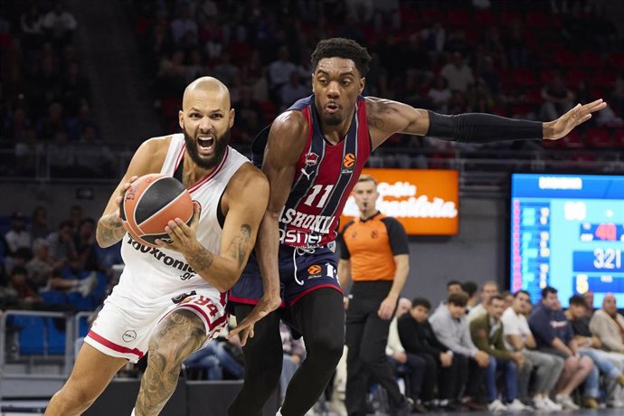 Archivo - Evan Fournier y Trent Forrest durante el Kosner Baskonia-Olympiacos de la Euroliga 25-26