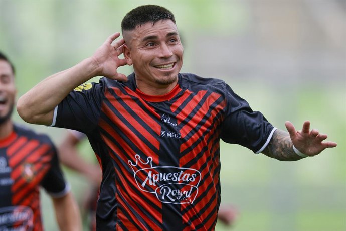 Futbol, Deportes Limache vs Colo Colo. Fecha 1, Liga de Primera 2026. El jugador de Deportes Limache Daniel Castro celebra tras marcar un gol contra Colo Colo durante el partido de primera division disputado en el estadio Elias Figueroa de Valparaiso,