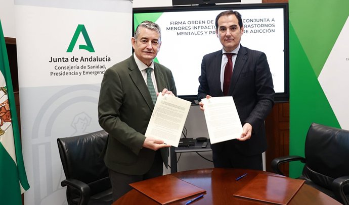 Los consejeros de Sanidad, Antonio Sanz, y de Justicia, José Antonio Nieto, tras la firma del protocolo de coordinación para menores infractores.