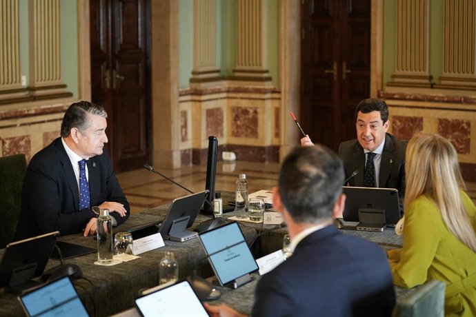 El presidente de la Junta de Andalucía, Juanma Moreno, preside en Huelva la reunión ordinaria del Consejo de Gobierno. 