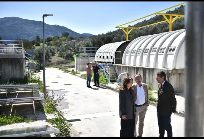 La delegada del Gobierno andaluz, Patricia Navarro,  en Villanueva del Rosario, junto al alcalde, Ignacio Ramos, y el delegado territorial de Agricultura, Pesca, Agua y Desarrollo Rural, Fernando Fernández.