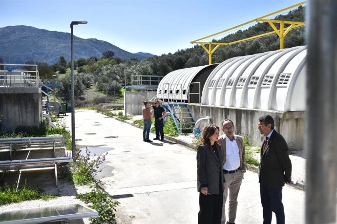 La delegada del Gobierno andaluz, Patricia Navarro,  en Villanueva del Rosario, junto al alcalde, Ignacio Ramos, y el delegado territorial de Agricultura, Pesca, Agua y Desarrollo Rural, Fernando Fernández.