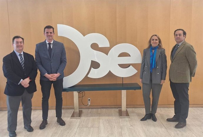 De izquierda a derecha Ramón Montoro, director de administraciones públicas de Vodafone en Andalucía, Antonio Jesús Muñoz y Carmen Rodríguez, vicepresidente y gerente de INPRO, e Ignacio Escudero Barrau, responsable comercial de la compañía.